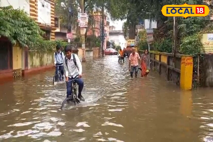 অবিরাম বর্ষণে জলমগ্ন বর্ধমান পুরসভার একাধিক ওয়ার্ড।কয়েকটি ওয়ার্ডে বাসিন্দাদের বাড়ির ভিতরেও জল ঢুকে গিয়েছে। সব মিলিয়ে একেবারে নাজেহাল অবস্থা জলমগ্ন এলাকার বাসিন্দাদের।[ছবি ও তথ্য: সায়নী সরকার]