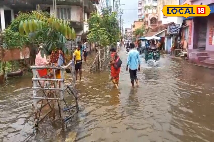 স্থানীয় বাসিন্দা লক্ষ্মী রায় জানান, সকাল থেকে একইভাবে জল জমে রয়েছে। এই জমা জল পেরিয়ে হেঁটে হেঁটে দৃষ্টিহীন স্বামীকে নিয়ে চোখের ডাক্তারের কাছে যেতে হচ্ছে। টোটোও যাচ্ছে না।