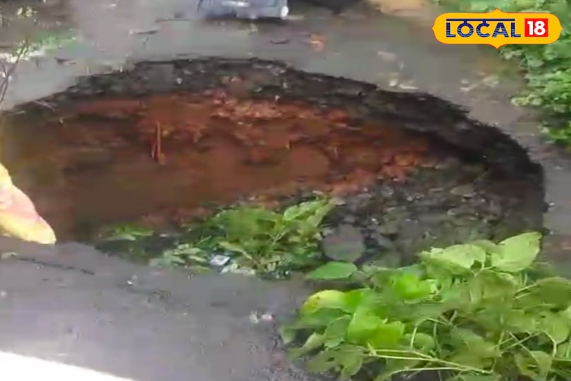প্রতিদিনই বহু বাইক ও ছোট গাড়ি এই রাস্তায় চলাচল করে। বড়সড় ধসের কারণে যেকোনো সময় গাড়ি দুর্ঘটনার শিকার হতে পারে। এমনকি পথচারীরাও এখন ঝুঁকি নিয়ে এই রাস্তা দিয়ে হাঁটছেন। এলাকার মানুষ প্রশাসনের প্রতি আবেদন জানিয়েছেন যাতে অবিলম্বে রাস্তার ক্ষতিগ্রস্ত অংশ মেরামত করা হয়। ( ছবি ও তথ্য মিজানুর রহমান )