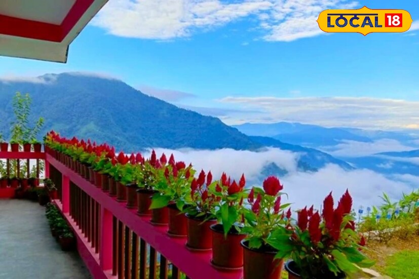 *শান্ত পরিবেশই এই গ্রামের মূল আকর্ষণ। পর্যটকদের জন্য গড়ে উঠেছে কয়েকটি হোমস্টে। প্রতিদিন খরচ ১০০০ থেকে ১৫০০ টাকার মধ্যে। খাবার সাধারণ হলেও পাহাড়ি রান্নার স্বাদ ভ্রমণপিপাসুদের মনে আলাদা ছাপ ফেলে। ভোরবেলা হোমস্টের বারান্দায় দাঁড়িয়ে গরম চায়ের চুমুক দিতে দিতে মেঘে ঢাকা পাহাড়ের দিকে তাকিয়ে থাকা যেন এক অনন্য অভিজ্ঞতা।