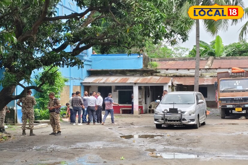 ফের মোবাইল ছুড়ে ফেলে দিলেন তৃণমূল বিধায়ক জীবনকৃষ্ণ সাহা। সিবিআইয়ের পর এ বার ইডিকে দেখে পালানোর চেষ্টা করলেন তিনি। অভিযোগ, পালানোর সময় বাড়ির পিছনের ঝোপে একটি মোবাইল ফেলে দেন তিনি। পরে তা উদ্ধার করা হয়েছে। সোমবার সকাল থেকেই বড়ঞার আন্দি গ্রামে জীবনকৃষ্ণ সাহার বাড়িতে কেন্দ্রীয় তদন্তকারী সংস্থার হানা দেওয়া হয়। চলছে ম্যারাথন জিজ্ঞাসাবাদ।