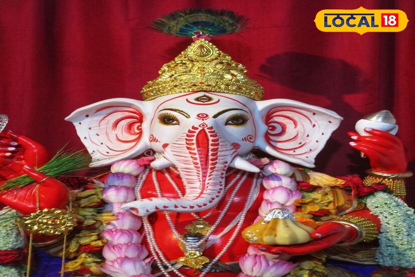 কারোর হাতে লাড্ডু বা মোদক, আবার কোথাও মূর্তিতে ফুটে উঠেছে আধুনিক শিল্পকর্মের ছোঁয়া। কার্টুন স্টাইল থেকে স্টাইলিস্ট পোশাকে ধরা দিচ্ছেন সিদ্ধিদাতা গণপতি। মৃৎশিল্পীরা জানাচ্ছেন, কয়েক বছর ধরেই গণেশ পুজোর প্রতি মানুষের আগ্রহ বেড়েছে।