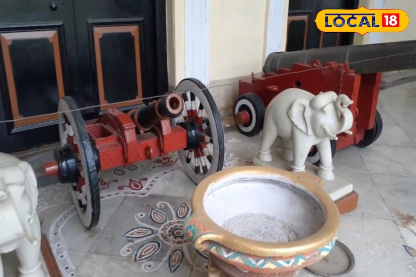মহিষাদল রাজবাড়িতে পর্যটকদের থাকা খাওয়ার ব্যবস্থা রয়েছে। রয়েছে রাত্রি বাসের সুযোগ। রাজকীয় রাত্রি বাস কিছুটা হলেও ব্যয় সাপেক্ষ। রাতে থাকার ব্যবস্থা রয়েছে। ৬ জনের সুইট, ৩ শয্যার ঘর ও ২ শয্যার ঘর। ভাড়া পড়বে ৫-৮ হাজার টাকা। প্রাতরাশ কমপ্লিমেন্টারি। সকাল থেকে বিকেল পর্যন্ত থাকারও ব্যবস্থা রয়েছে। মহিষাদল রাজবাড়ির ফুলবাগ প্যালেসে রাত্রিবাসের জন্য বুকিং নম্বর - ৯৮৩১০৪৯৮১৬। এছাড়াও অনলাইন বুকিং এর জন্য রয়েছে ওয়েবসাইট। বিশদে জানতে এবং অনলাইনে মহিষাদল রাজবাড়ির ফুলবাগ প্যালেসের গেস্ট রুম বুক করতে ভিসিট করুন-- www.mahishadalrajbari.co.in