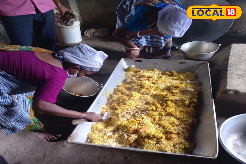 গঙ্গাসাগর, দক্ষিণ ২৪ পরগনা: নবাব মল্লিক: স্বাদ বদলাতে এবার সাগরে ছাত্র-ছাত্রীদের পাতে পড়ল বিরিয়ানি। মিড-ডে মিলের রান্নার এক ঘেয়ে স্বাদ পরিবর্তন করে মেনুতে বিরিয়ানি দেওয়ায় খুশি খুদে ছাত্র-ছাত্রীরা।