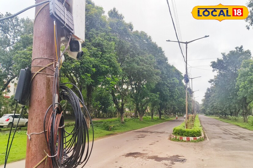 আসানসোল-দুর্গাপুর পুলিস কমিশনারেটের ডিসি (পূর্ব) অভিষেক গুপ্তা বলেন, বহু সিসি ক্যামেরা বসান হয়েছে।গোপন ক্যামেরাও রয়েছে। কোনওরকম দুষ্কৃতীমূলক কার্যকলাপ বরদাস্ত করা হবে না।(ছবি ও তথ্য: দীপিকা সরকার) 
