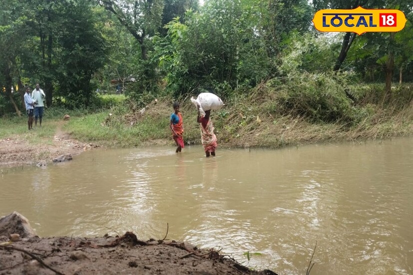 শুক্রবার রাতের বেলা অসুস্থ হয়ে পড়ে বেলপাহাড়ির সন্দাপড়ার গ্রাম পঞ্চায়েতের ডড়রা গ্ৰামের বাসিন্দা সুনীল শবরের। গ্রামবাসীদের অভিযোগ অন্ধকারের জন্য তাকে নিকটবর্তী খাল পার করিয়ে চিকিৎসা কেন্দ্রে নিয়ে আসা সম্ভব হয়নি এমনটাই অভিযোগ গ্রামবাসীদের। (ছবি ও তথ্য - তন্ময় নন্দী)