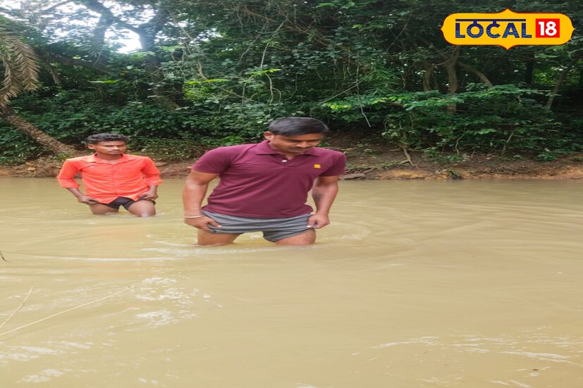 ওই গ্রামের বাসিন্দারা বেলপাহাড়ি সদরের সাথে প্রাণের ঝুঁকি নিয়ে এক কোমর জল দিয়ে যাতায়াত করতে এখানকার অধিবাসীদের। কবে মিটবে সমস্যা তার আশায় প্রহর গুনছেন এখানকার বাসিন্দারা। (ছবি ও তথ্য - তন্ময় নন্দী)
