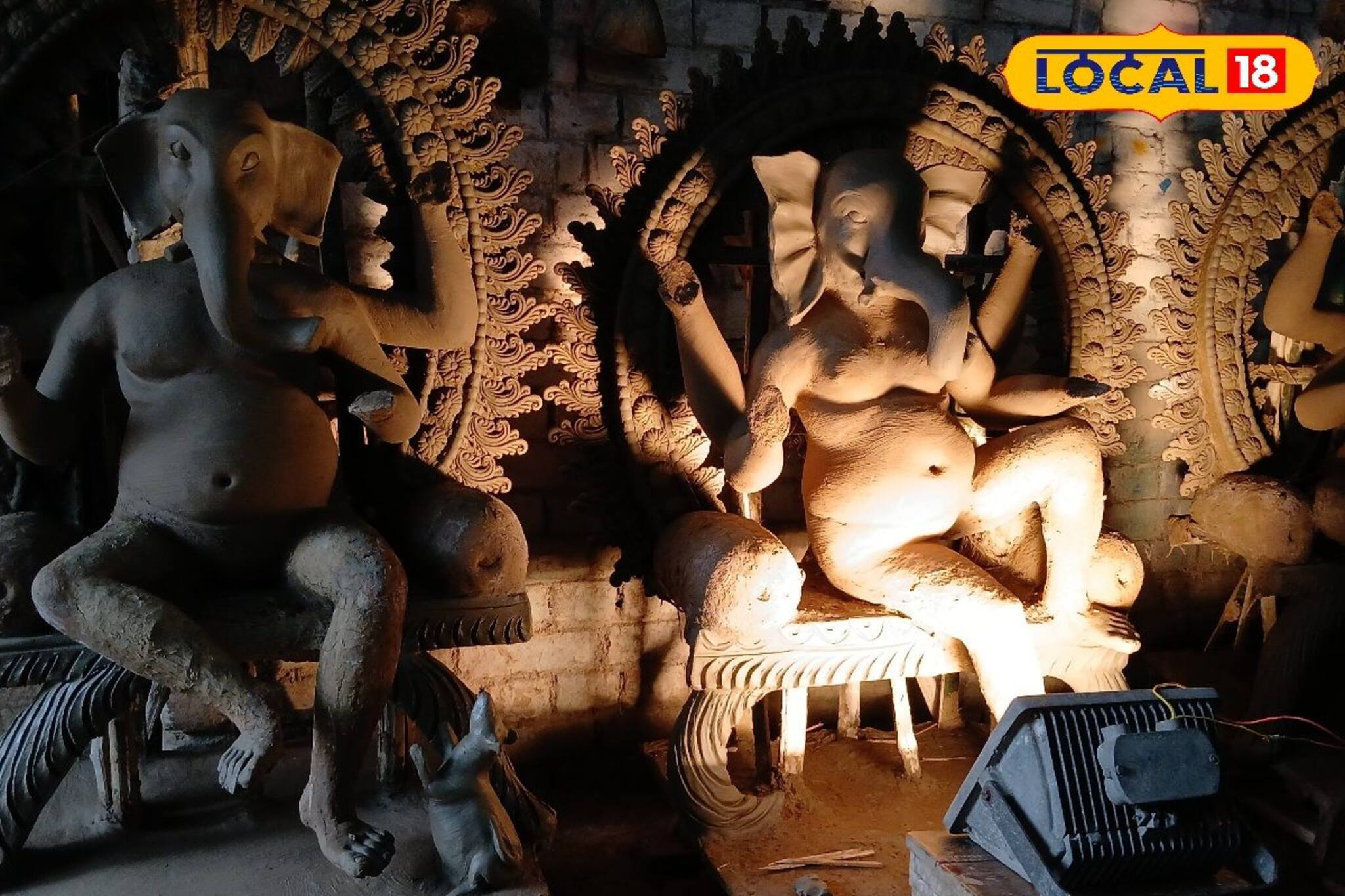 একদিন বাদেই গণেশ চতুর্থী! বৃষ্টিতে কী হবে ভেবেই মাথায় হাত! মুর্তি শুকোতে নাজেহাল কুমোরটুলি