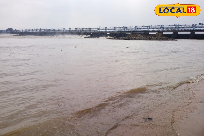 বিগত বেশ কিছুদিন প্রবল বৃষ্টিপাতের জেরে পাঞ্চেত ও মাইথন ড্যাম থেকে ক্রমাগত জল ছাড়া হয়েছে রবিবার।আর পাঞ্চেত ও মাইথন ড্যাম থেকে জল ছাড়া হলেই অতিরিক্ত জল নিয়ন্ত্রণ করতে দুর্গাপুর ব্যারেজ থেকেও জল ছাড়ার পরিমাণ বাড়ান হয় সোমবার।(ছবি ও তথ্য : দীপিকা সরকার)