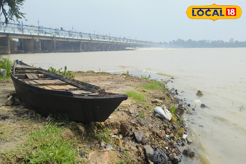দুর্গাপুর সেচ দফতরের আধিকারিক সঞ্জয় মজুমদার জানান, বিহার ঝাড়খন্ডে অতিরিক্ত বৃষ্টিপাতের কারণে রবিবার পাঞ্চেত ড্যাম থেকে ৪৮ হাজার কিউসেক জল ছাড়া হয়। পাশাপাশি মাইথন ড্যাম থেকে ১২ হাজার কিউসেক জল ছাড়া হয়েছে। ফলে নিম্নমুখী দুর্গাপুর ব্যারেজ থেকে সোমবার সকাল পর্যন্ত ৬৭,১৭৫ কিউসেক জল ছাড়া হয়েছে।( ছবি ও তথ্য : দীপিকা সরকার)