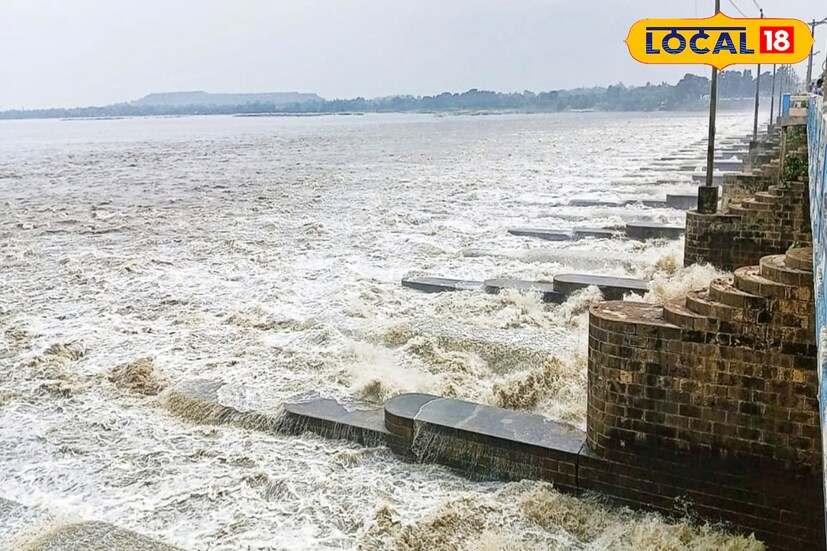 সোমবার সকালে এই জল ছাড়ার পরিমাণ আরও খানিকটা বাড়ে।সকাল সাতটা পর্যন্ত জল ছাড়ার পরিমাণ ছিল ৬৬ হাজার ২০০ কিউসেক।( ছবি ও তথ্য : দীপিকা সরকার)