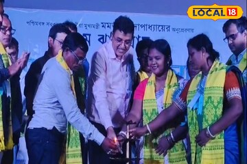 প্রথম দিনেই হিট তাঁত বস্ত্র মেলা! কিনতে হলে আসতে হবে এখানে প্রথম দিনেই হিট তাঁত বস্ত্র মেলা! কিনতে হলে আসতে হবে এখানে