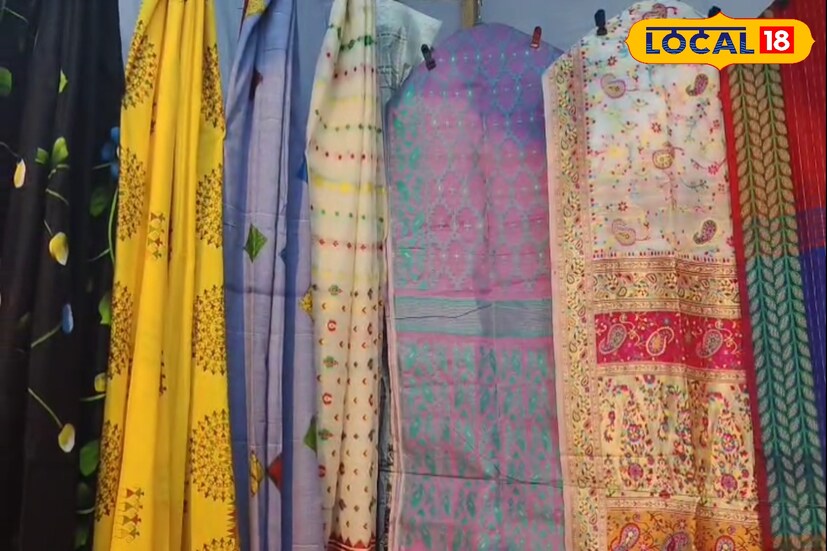 এখানে রয়েছে একাধিক তাঁত বস্ত্রের স্টল। শাড়ি, চুড়িদার পুরুষদের পাঞ্জাবির পাশাপাশি ঘর সাজানোর অন্যান্য জিনিস‌ও রয়েছে। প্রথম দিনেই ক্রেতাদের ভিড় ছিল চোখে পড়ার মত।[ছবি ও তথ্য: তন্ময় নন্দী]