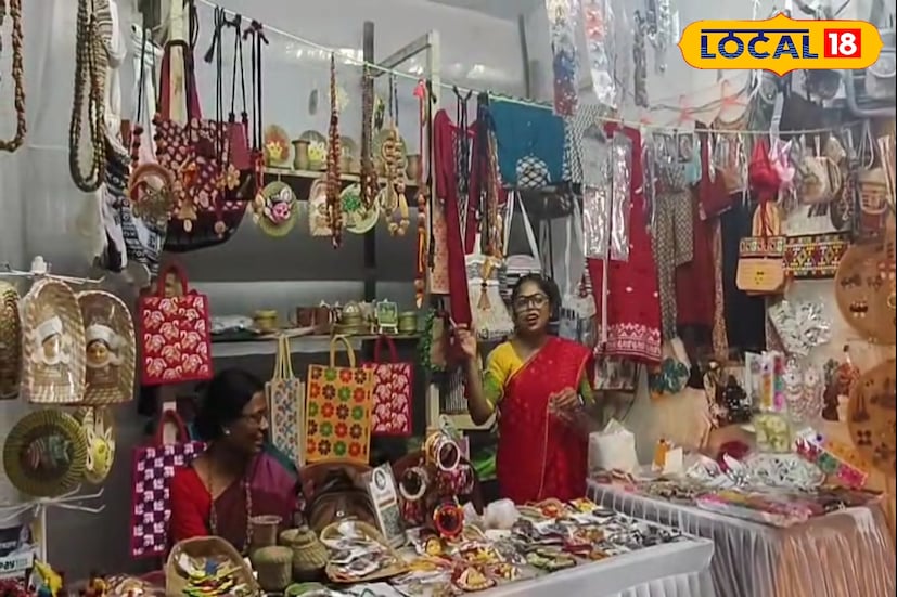 তাঁতবস্ত্র ও অন্যান্য ক্ষুদ্র এবং মাঝারি শিল্পের প্রসার ঘটানোর লক্ষ্যে রাজ্য সরকার নানারকম পদক্ষেপ নিচ্ছে। শিল্পী, শিল্পজাত সামগ্রী ও সাধারণ মানুষের মধ্যে মেলবন্ধন ঘটিয়ে অর্থনৈতিক প্রসার ঘটানো সরকারের লক্ষ্য।[ছবি ও তথ্য: তন্ময় নন্দী]