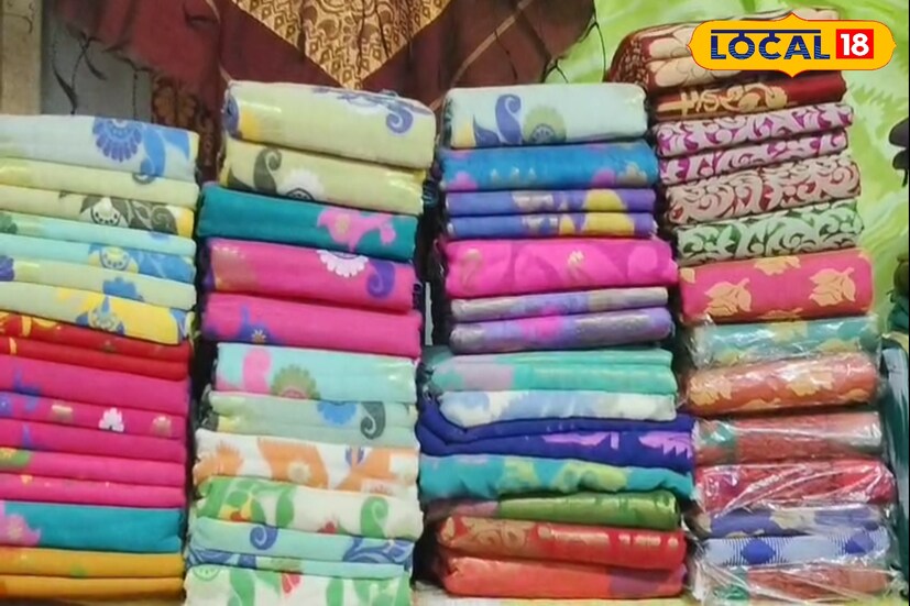 আনুষ্ঠানিক উদ্বোধন করে জেলা পরিষদের সভাধিপতি চিন্ময়ী মারান্ডি বলেন, এই মেলায় রাজ্যের বিভিন্ন প্রান্ত থেকে তাঁত শিল্পীরা তাঁদের হাতের তৈরি শাড়ি ও নানা সামগ্রী নিয়ে অংশগ্রহণ করেছেন।[ছবি ও তথ্য: তন্ময় নন্দী]