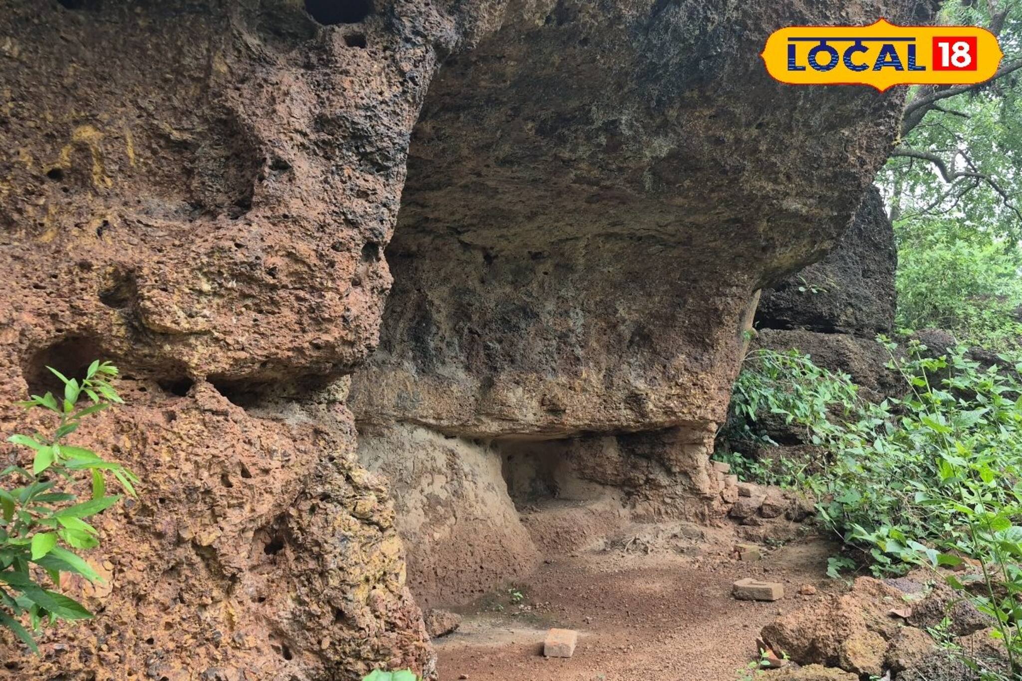 Offbeat Weekend Destination: শাল-পলাশের বনে রহস্য ও আদিম বন্যতার ভান্ডার এই প্রাচীন গুহার সারি হাতছানি দেয় পর্যটকদের