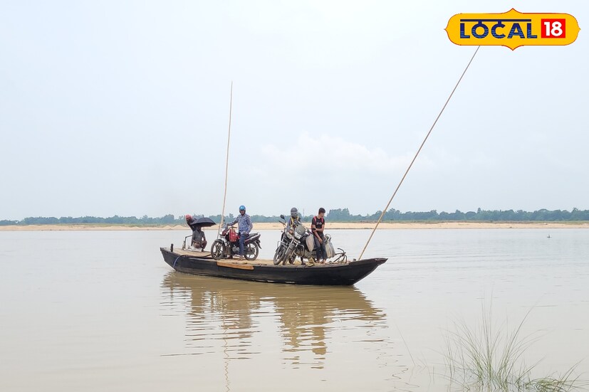 বিদ্যাসাগর বিশ্ববিদ্যালয়ের আবহাওয়া দফতর সূত্রে খবর, মেদিনীপুর জেলাতেও এদিন বিক্ষিপ্ত বৃষ্টি হতে পারে। শুধু তাই নয়, দুপুরের পর বদলে যাবে আবহাওয়া। তথ্য অনুযায়ী জানা গিয়েছে, সোমবারের তুলনায় তাপমাত্রা বেশ থাকবে এদিন। দিনের সর্বোচ্চ তাপমাত্রা থাকবে ৩২, সর্বনিম্ন তাপমাত্রা থাকবে ২৯ ডিগ্রি। আর্দ্রতাজনিত অস্বস্তি বজায় থাকবে জেলা জুড়ে। তবে বেশ কিছু জায়গায় বজ্রবিদ্যুৎ সহ বৃষ্টি হতে পারে।(তথ্য ও ছবি: রঞ্জন চন্দ)