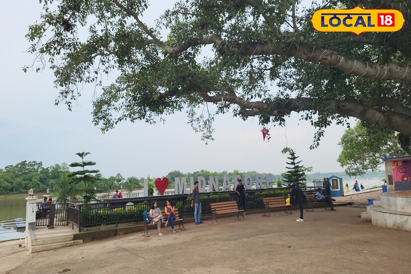 শহরের বাসিন্দা উষ্ণিশ পাল বলেন, 'শহরেই রয়েছে এমন একটি জায়গা যা আপনি হয়ত আগে দেখেননি। নিজের প্রিয়জন হোক বা বান্ধবী অথবা বন্ধুদের নিয়ে কিংবা একান্তেই সময় কাটান এখানে। শান্তভাবে নদীর প্রবাহ এবং প্রাকৃতিক পরিবেশ আপনাকে রিফ্রেশ করে তুলবে।' মেদিনীপুর শহরের অনতি দূরে কলকাতা থেকে খুব কাছেই এই সুন্দর জায়গা। সাজান পার্ক এবং বাঁধান নদীর ঘাট সঙ্গে বাহারি আলোকসজ্জা, কী নেই এখানে? তাই বিকেলের ছুটিতে পরিবারের সকলকে নিয়ে এখানে এলে আপনার মন ভাল হয়ে যাবে। (তথ্য ও ছবি: রঞ্জন চন্দ)