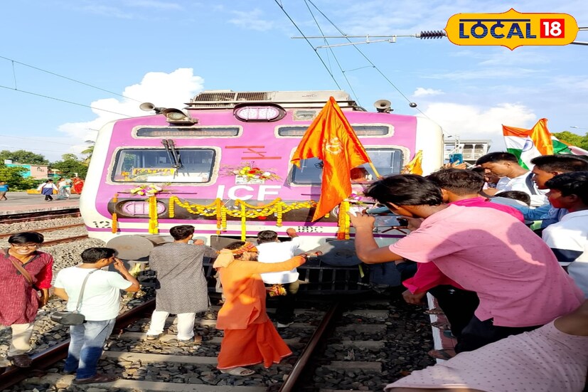 বীরভূম,সৌভিক রায়: দীর্ঘদিন আন্দোলনে পরিপ্রেক্ষিতে সোমবার কাটোয়া আমোদপুর রুটে চালু হল নতুন EMU ট্রেন। উৎসবের মেজাজে মাতলেন এলাকার স্থানীয় বাসিন্দারা। দীর্ঘদিন ধরে আন্দোলন এবং ধারাবাহিকভাবে একের পর এক স্মারকলিপি জমা দেওয়ার ফলস্বরূপ অবশেষে নতুন ট্রেন চালু হল। আমোদপুর কাটোয়া রেলওয়ে প্যাসেঞ্জার অ্যাসোসিয়েশনের সদস্যরা দীর্ঘদিন ধরেই এই ট্রেন বৃদ্ধির দাবি জানিয়েছিলেন। বীরভূম,সৌভিক রায়: দীর্ঘদিন আন্দোলনে পরিপ্রেক্ষিতে সোমবার কাটোয়া আমোদপুর রুটে চালু হল নতুন EMU ট্রেন। উৎসবের মেজাজে মাতলেন এলাকার স্থানীয় বাসিন্দারা। দীর্ঘদিন ধরে আন্দোলন এবং ধারাবাহিকভাবে একের পর এক স্মারকলিপি জমা দেওয়ার ফলস্বরূপ অবশেষে নতুন ট্রেন চালু হল। আমোদপুর কাটোয়া রেলওয়ে প্যাসেঞ্জার অ্যাসোসিয়েশনের সদস্যরা দীর্ঘদিন ধরেই এই ট্রেন বৃদ্ধির দাবি জানিয়েছিলেন।