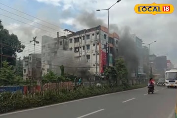 যশোর রোডের পাশেই ধোঁয়ায় ঢাকলো বহুতল, হুলস্থুল কান্ড! তারপর যা ঘটল... যশোর রোডের পাশেই ধোঁয়ায় ঢাকলো বহুতল, হুলস্থুল কান্ড! তারপর যা ঘটল...