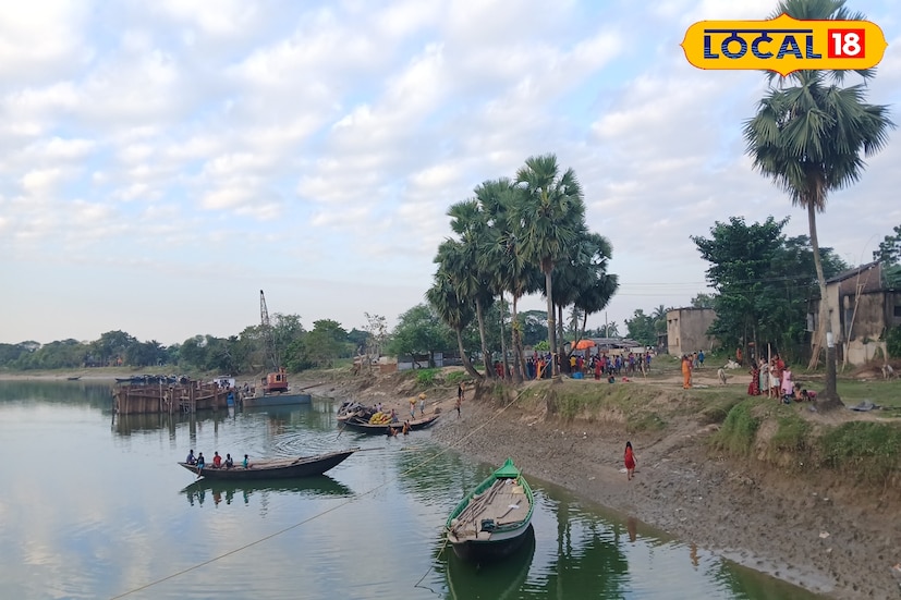 নদী মাতৃক বাংলা। নদী এখনকার বহু মানুষের জীবন। বাংলার মানুষের সঙ্গে ওতপ্রোত ভাবে জড়িয়ে নদী। সেই নদী যেন এখানে উজাড় করে দিয়েছে তাঁর সৌন্দর্য। গ্রামের সাদামাটা মানুষ, নদীর উপর নির্ভর করেই চলে জীবন। পড়ন্ত বিকেলে নদী লাগোয়া স্থান হয়ে ওঠেছে মায়াবী সৌন্দর্যে ভরা। (ছবি ও তথ্য: রাকেশ মাইতি) 