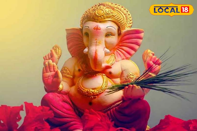 গণেশ পুজোর সকালে তুলসী পাতা ছাড়া অন্যান্য ফুল, বিশেষত লাল জবা, গাঁদা বা গোলাপ ফুল অর্পণ করুন। গণেশের প্রিয় ফুল হচ্ছে গাঁদা, যা সৌভাগ্য ও সাফল্যের প্রতীক।