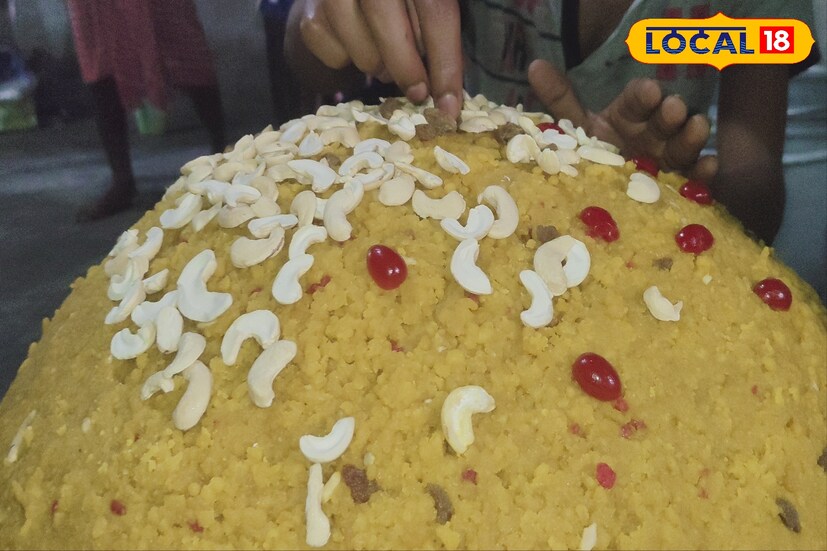 গণেশ পুজো মানেই লাড্ডু। দেবতার অন্যতম প্রিয় ভোগ। এই সুবিশাল লাড্ডুটি তাই শুধু আকারেই নয়, ভক্তির প্রতীকও বটে। মণ্ডপে গণেশ মূর্তির সামনে সাজানো লাড্ডুটি যেন পুজোর মাহাত্ম্যকে আরও বাড়িয়ে দেয়। 