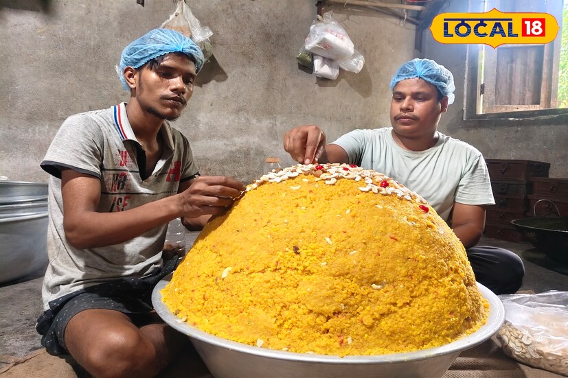 পুজোর মধ্যমণি ইয়া বড় লাড্ডু! পুজোর ঢাকে কাঠি পড়েই গিয়েছে। প্রস্তুতি শুরু তাই এখন থেকেই। সামনে গণেশ চতুর্থী। সেই উপলক্ষে তৈরি হচ্ছে বিশালাকার লাড্ডু। জলপাইগুড়ির পান্ডাপাড়ার যুবশক্তি ক্লাবের গণেশ পুজো এ বছর চতুর্থ বর্ষে পদার্পণ করবে। আর তার কেন্দ্রবিন্দুতে রয়েছে বিশাল ১০৩ কেজির লাড্ডু। কারিগরদের তিনদিনের অক্লান্ত পরিশ্রমে তৈরি এই মিষ্টি ইতিমধ্যেই শহরে কৌতূহল জাগিয়েছে। 