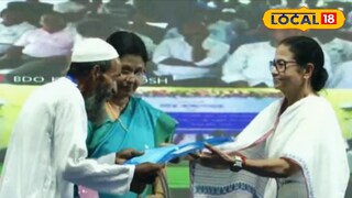 চেক নিচ্ছেন আউশগ্রামের পিয়ারত শেখ 