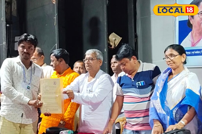 ঘাটাল টাউনহলে এই পাট্টা বিতরণ অনুষ্ঠান আয়োজন করা হয়। সকাল থেকেই উপকারভোগী ও স্থানীয় মানুষজন সেখানে জড়ো হতে থাকেন। টাউনহলের ভেতর ও বাইরে জমে ওঠে উৎসবমুখর পরিবেশ। ভূমিহীন পরিবারের হাতে পাট্টা তুলে দেওয়ার মুহূর্তে তাঁদের চোখেমুখে ফুটে ওঠে স্বস্তি ও আনন্দ। ( ছবি ও তথ্য মিজানুর রহমান )