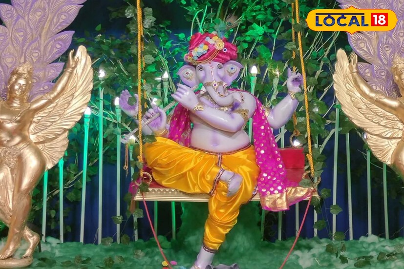 গণেশ পুজো ঘিরে এ বছরও উৎসবে মেতে উঠেছে সৈকত নগরী দিঘা সহ উপকূলীয় এলাকা। মঙ্গলবার রাত থেকেই পর্যটক ও স্থানীয়দের ভিড় জমেছে বিভিন্ন মণ্ডপে। কোথাও থিমে সেজে উঠেছে মণ্ডপ, আবার কোথাও বিশালাকার পাহাড়সম গণেশমূর্তি দর্শকদের আকর্ষণ করছে। সমুদ্র দর্শনের আনন্দের সঙ্গে পুজোর উচ্ছ্বাস মিলিয়ে দিঘা জুড়ে এখন এক অন্য আবহ। যেন উৎসবের মরশুমের সূচনা বার্তা।[তথ্য ও ছবি: মদন মাইতি]