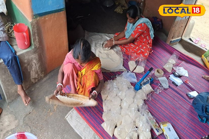 যাতায়াতের অসুবিধার জন্য খোলা বাজারে অনেক সময় ধান বিক্রি করে দিতে হত। লাভের পরিমাণ কমত। জামবনী ব্লকের মহিলা চাষিরাও এখন ধান চাষ করার পাশাপাশি ওই ধান থেকে চাল তৈরি করে তাকে প্যাকেটজাত‌ করে বাজারজাত করার উদ্যোগ নেওয়া হয়েছে শময়িতা মঠের পক্ষ থেকে। (ছবি ও তথ্য - তন্ময় নন্দী)