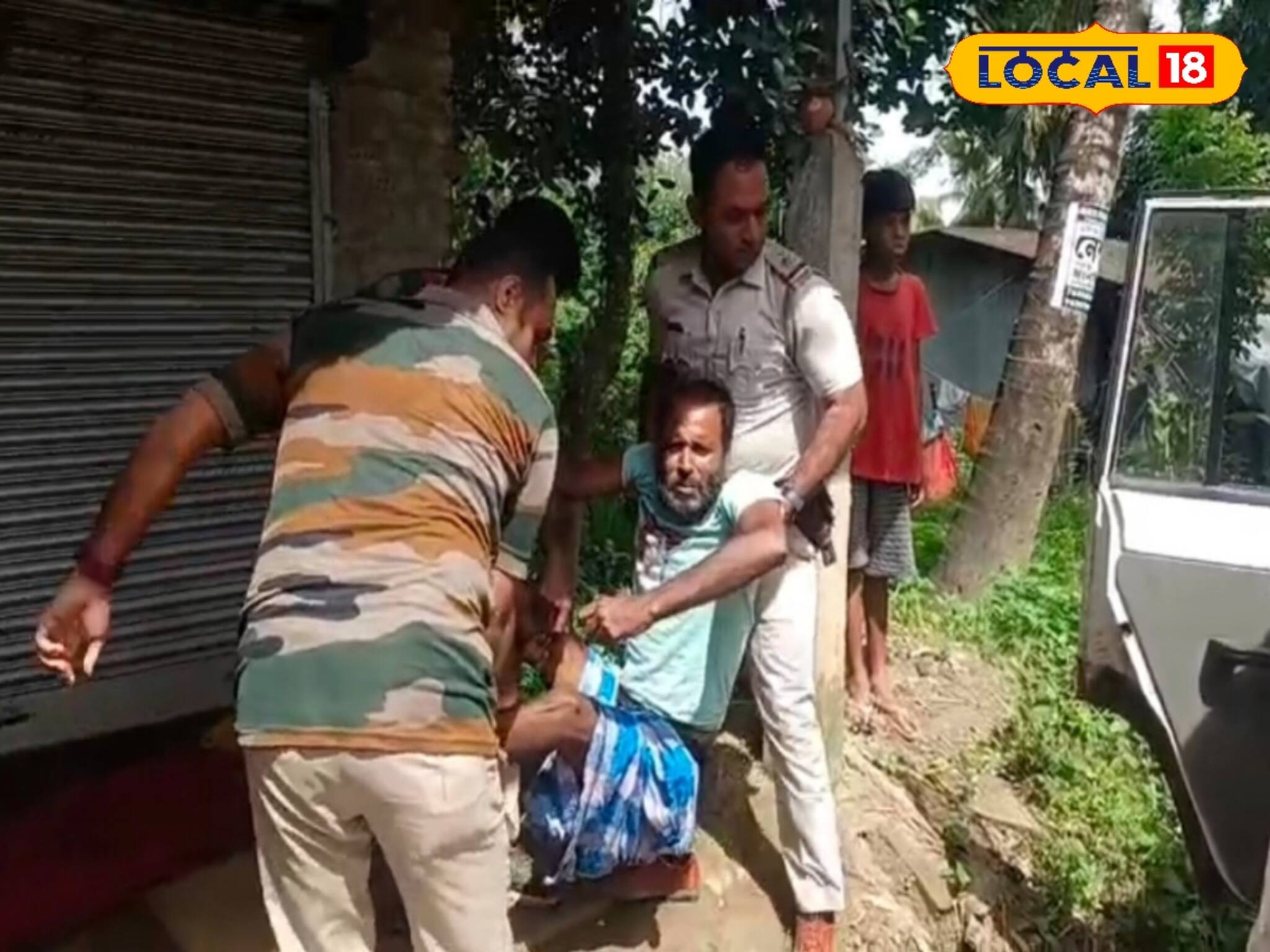 ফের অমানবিকতার ছবি! সদ্য অপারেশন হওয়া ব্য্যক্তিকে রাস্তা ফেলে পালাল কেউ বা কারা