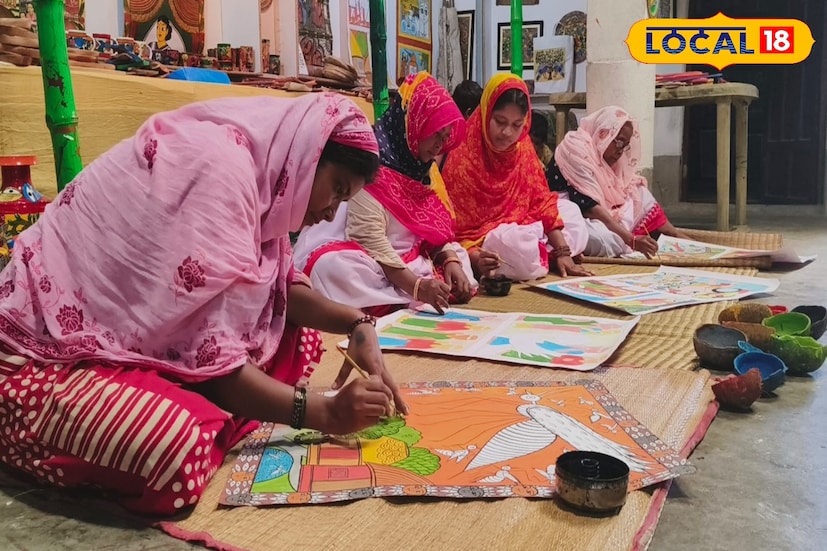 পশ্চিম মেদিনীপুর জেলায় রয়েছে এমন এক ছবির গ্রাম। বাড়িতেই ছোট থেকে বড় শিল্পীদের হাতের ছোঁয়ায় ফুটে ওঠে নানা ছবি। কাপড় অথবা কাগজের উপর কখনও ভেষজ রঙ আবার কখনও কেমিক্যাল রং ব্যবহার করে নানা জিনিস তৈরি করে শিল্পীরা। পশ্চিম মেদিনীপুরের পিংলার নয়াগ্রাম বিখ্যাত ছবির গ্রাম হিসেবে। গ্রামে প্রবেশ করলে আলাদা শান্তি মিলবে। (তথ্য ও ছবি: রঞ্জন চন্দ)