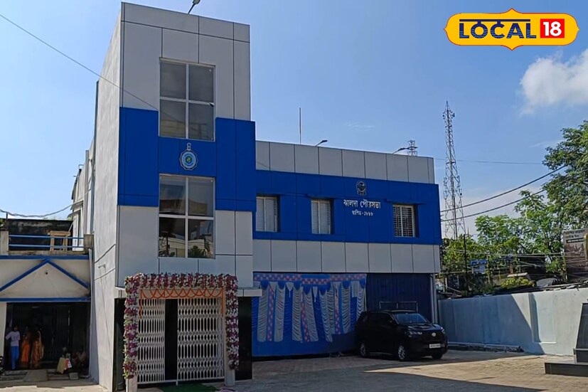 ১৮৮৮ সাল থেকে ঝালদা পুরসভার পথ চলা শুরু। শতাব্দী প্রাচীন সেই পুরসভার পাশেই তৈরি করা হয়েছে ঝাঁ চকচকে অত্যাধুনিক মানের পুরভবন। থাকছে একাধিক সুযোগ-সুবিধা।[ছবি ও তথ্য: শর্মিষ্ঠা ব্যানার্জি]