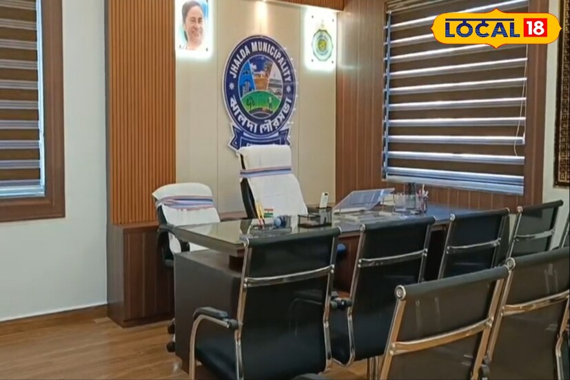 ঝালদার বাসিন্দারা স্বাভাবিকভাবেই যে-কোনও সুবিধা-অসুবিধার ক্ষেত্রে পুরসভার শরণাপন্ন হন। বর্তমানে এই পুরসভার মাথায় আছেন পুরপ্রধান সুরেশ আগারওয়াল।[ছবি ও তথ্য: শর্মিষ্ঠা ব্যানার্জি]
