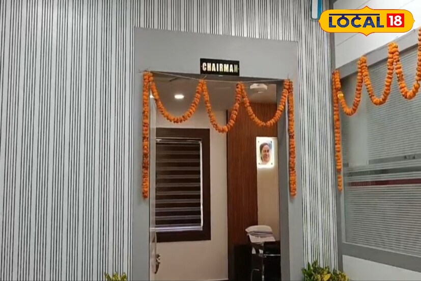 এই বিষয়ে ঝালদার পুরপ্রধান সুরেশ আগারওয়াল বলেন, কয়েকটি তহবিল থেকে প্রায় পঞ্চাশ লাখ টাকা ব্যয়ে এই অত্যাধুনিক ভবনটি নির্মাণ করা হয়েছে।‌ এখানে এবার থেকে এক ছাদের তলায় মিলবে সমস্ত পুর পরিষেবা।[ছবি ও তথ্য: শর্মিষ্ঠা ব্যানার্জি]