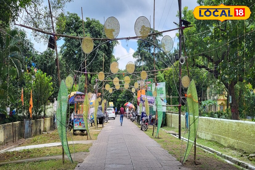 পুজো উপলক্ষে সমগ্র মণ্ডপ নানা আলোয় সাজিয়ে তোলা হয়েছে। পাশাপাশি মণ্ডপে প্রবেশের আগে থেকে রাস্তাগুলিকে বাহারি আলো দিয়ে সাজানো হয়েছে। (ছবি ও তথ্যঃ রিন্টু পাঁজা)