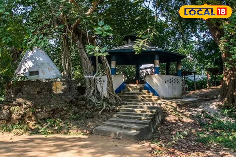 রামচন্দ্রের বনবাস কালে সবুজের চাদরে মোড়া গভীর অরণ্যের মাঝে এই স্থানে সাক্ষাৎ হয় পত্নী সীতা ও ভ্রাতা লক্ষণের সঙ্গে। সেদিন ছিল শিব চতুর্দশী তাই শিব ব্রতের জন্য সীতা সুবর্ণরেখা নদীর তীরে বালি দিয়ে দ্বাদশ শিবলিঙ্গ তৈরি করে ব্রত রাখেন এবং পত্নী সীতার অনুরোধে রামচন্দ্র শিব মন্দির নির্মান করেন। পরবর্তী কালে যা রামেশ্বর মন্দির নামে জনমানসে পরিচিত হয়ে ওঠে, এমনটাই বিশ্বাস করেন ভক্তরা। (ছবি ও তথ্য - তন্ময় নন্দী)