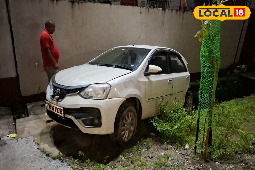 শিলিগুড়ি, ঋত্বিক ভট্টাচার্য : মদ্যপ অবস্থায় গাড়ি চালানোর ভয়াবহ পরিণতির সাক্ষী থাকলো শহর শিলিগুড়ি। ভানু নগর এলাকায় জাতীয় সড়কের বাই লেনে রাত সাড়ে ন’টার সময় ঘটে বড়সড় পথ দুর্ঘটনা। প্রত্যক্ষদর্শীদের অভিযোগ, দ্রুত গতিতে আসা একটি গাড়ি নিয়ন্ত্রণ হারিয়ে একের পর এক বাইক, স্কুটি ও গাড়িকে সজোরে ধাক্কা মারে। এমনকি বাড়ির সামনে দাঁড় করিয়ে রাখা একটি চারচাকাও মারাত্মকভাবে ক্ষতিগ্রস্ত হয়। শিলিগুড়ি, ঋত্বিক ভট্টাচার্য : মদ্যপ অবস্থায় গাড়ি চালানোর ভয়াবহ পরিণতির সাক্ষী থাকলো শহর শিলিগুড়ি। ভানু নগর এলাকায় জাতীয় সড়কের বাই লেনে রাত সাড়ে ন’টার সময় ঘটে বড়সড় পথ দুর্ঘটনা। প্রত্যক্ষদর্শীদের অভিযোগ, দ্রুত গতিতে আসা একটি গাড়ি নিয়ন্ত্রণ হারিয়ে একের পর এক বাইক, স্কুটি ও গাড়িকে সজোরে ধাক্কা মারে। এমনকি বাড়ির সামনে দাঁড় করিয়ে রাখা একটি চারচাকাও মারাত্মকভাবে ক্ষতিগ্রস্ত হয়।