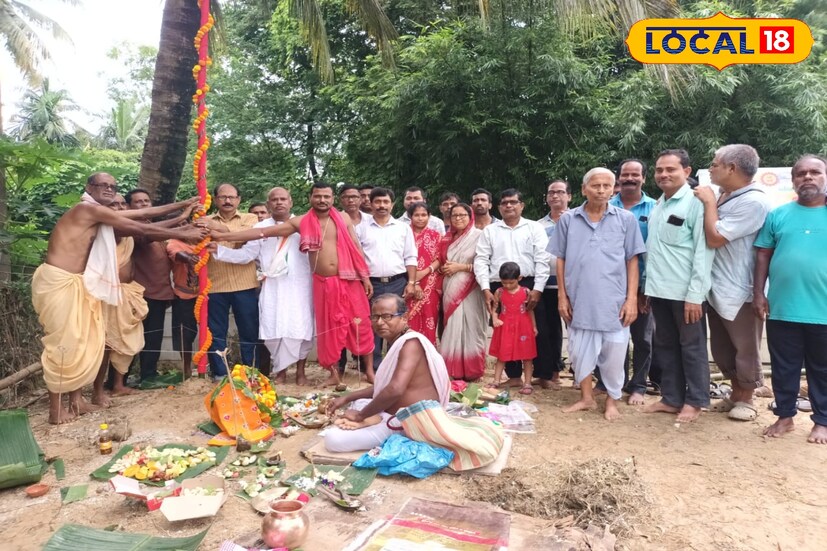 জেলার প্রত্যন্ত গ্রামীণ এলাকায় দুর্গাপুজোর আয়োজন সাধারণত দেখা যায় না। বাড়ির তরুণ-তরুণীরা দূরে গিয়ে পুজোর আনন্দ উপভোগ করতে পারলেও সমস্যায় পড়েন গ্রামের বয়স্ক মানুষজন। তাঁদের কথা ভেবেই পূর্ব মেদিনীপুর জেলার পটাশপুরের দক্ষিণ খাড়, পূর্ব খাড় এবং বৈঁচা গ্রামের কয়েকজন বাসিন্দা মিলে এক নতুন ভাবনা নিয়ে এগিয়ে এসেছেন। এ বছর তাঁরা গ্রামের মধ্যেই দুর্গাপুজোর আয়োজন শুরু করেছেন। বয়স্ক মানুষদের ঘর থেকে বের না হয়েও পুজোর আনন্দ দেওয়াই তাঁদের মূল উদ্দেশ্য। (ছবি ও তথ্য : মদন মাইতি)