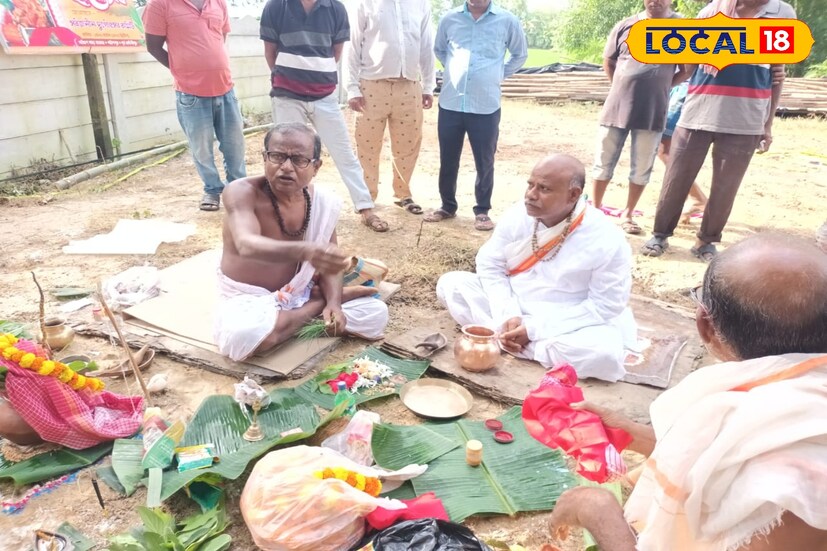 কমিটির সহ সম্পাদক চন্দন পাত্র জানিয়েছেন, “আমরা প্রথম বছরের পুজো সাবেকিয়ানায় করছি। কোনও থিমের পরিকল্পনা এবার নেই। আমাদের মূল লক্ষ্য গ্রামের বয়স্করা। তাঁদের আনন্দই আমাদের কাছে সবচেয়ে বড় প্রাপ্তি।” তিনি আরও বলেন, আগামী দিনে তাঁরা চান এই পুজো আরও বড় হোক, যাতে গ্রামে শহরের মত উৎসবের আমেজ তৈরি হয়।