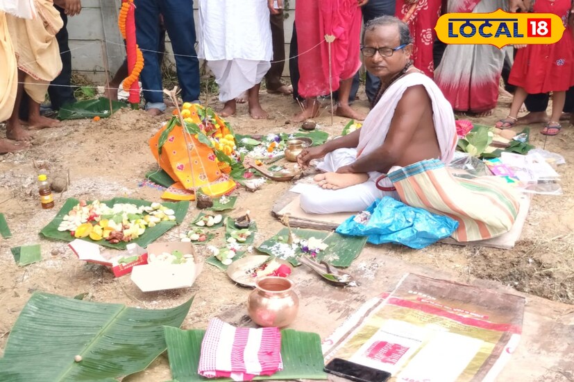 এবারই প্রথম এই দুর্গাপুজোর সূচনা হয়েছে। খুঁটি পূজার মধ্য দিয়ে আনুষ্ঠানিকভাবে শুরু হয়েছে আয়োজন। দীর্ঘদিন ধরে গ্রামীণ মানুষদের আশা ছিল তাঁদের এলাকায়ও দুর্গোপুজো হোক। সেই আশাই এবার পূরণ হচ্ছে। উৎসব মানেই আনন্দ, আর সেই আনন্দ সবাই ভাগ করে নিতে চাইছেন। গ্রামের মানুষজন মনে করছেন, এই পুজো তাঁদের মিলনমেলার নতুন দিগন্ত খুলে দেবে। তরুণ থেকে প্রবীণ সবাই মিলেই এই উদ্যোগে হাত লাগিয়েছেন।