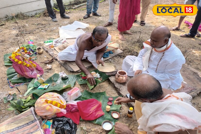 আজকাল শহর ও মফস্বলের দুর্গাপুজোগুলি নানা থিম ও আলো ঝলমল সাজসজ্জায় আকর্ষণ তৈরি করে। তবে পটাশপুরের দক্ষিণ খাড়, পূর্ব খাড় ও বৈঁচা গ্রামের বাসিন্দারা অন্যভাবে ভাবলেন। তাঁদের মতে, থিমের চাকচিক্যে নয়, গ্রামের সাধারণ মানুষের আনন্দই আসল। তাই সাবেকিয়ানায় শুরু হয়েছে তাঁদের পুজো। গ্রামের বয়স্করা বাড়ির সামনে বসেই পূজোর আনন্দ পাবেন। তাঁদের মুখের হাসিই এ বছরের পুজোর সবচেয়ে বড় প্রাপ্তি বলে মনে করছেন আয়োজকরা।