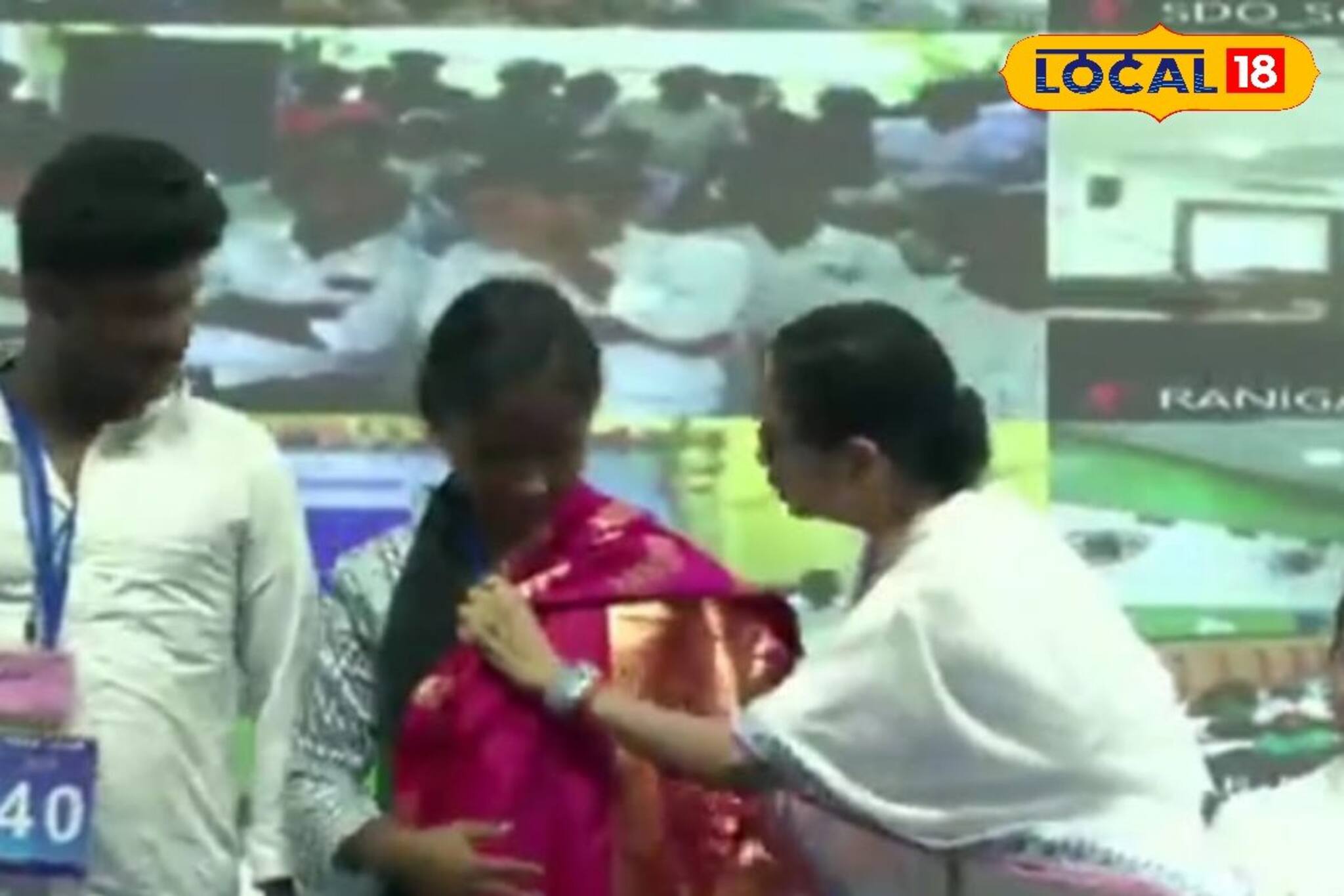 হবু কনেকে নিজের হাতে বেনারসি উপহার মুখ্যমন্ত্রীর! আনন্দে আপ্লুত দরিদ্র মাছবিক্রেতার কন্যা