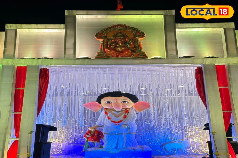 সবশেষে, কচিকাঁচাদের টানতে শিলিগুড়ি বিপ্লবী সংঘের তৃতীয় বর্ষের পুজোয় ১১ ফুট প্রতিমায় ‘শিশু রূপে গণেশ’ ফুটিয়ে তোলা হয়েছে। ছোটদের হাত ধরে অভিভাবকরাও ভিড় জমান এই মন্ডপে। ছবি ও তথ্য : ঋত্বিক ভট্টাচার্য