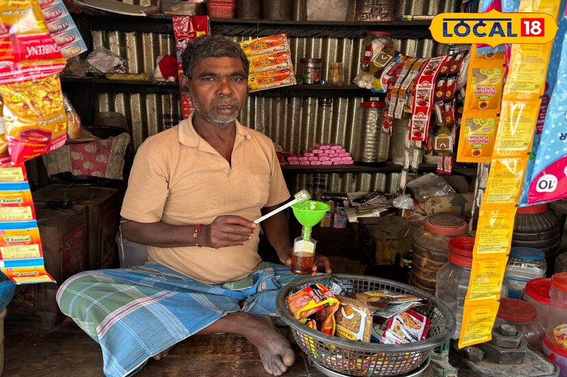 এই গ্রাম থেকেই পাঁচজন শিল্পী রাষ্ট্রপতি পুরস্কার অর্জন করেছেন। তাঁদের মধ্যে অন্যতম রামু কর্মকার। ২০১২ সালে ডোকরার তৈরি একটি চেস বোর্ডের জন্য রাষ্ট্রপতির হাত থেকে পুরস্কার পেয়েছিলেন তিনি। সেসময় তাঁর নাম ছড়িয়ে পড়েছিল দেশজুড়ে, কাজও চলছিল বেশ ভালো। তথ্য ও ছবি : বনোয়ারীলাল চৌধুরী