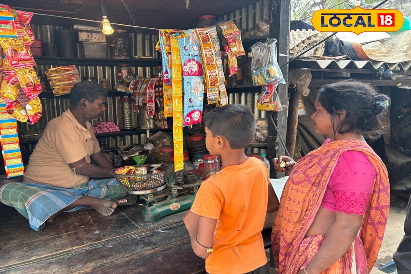 রামুর গলায় কেবলই অভিমান আর আক্ষেপ। তিনি বলেন, “এখন এই দোকানের উপরেই নির্ভর করতে হয়। নুন-তেল খরচ কোনওভাবে বেরোলেও তাতে জীবনের প্রয়োজন মেটে না।”তথ্য ও ছবি : বনোয়ারীলাল চৌধুরী 