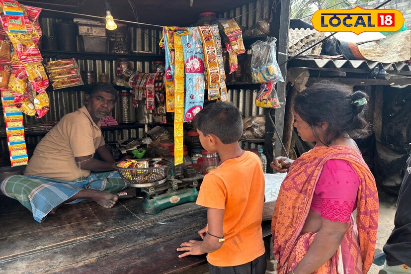 কিন্তু ভাগ্যের পরিহাস। ব্রেন স্ট্রোকের পর থেকে আর ডোকরার কাজ করতে পারেন না রামু। বয়সও এখন প্রায় ৫৭। ফলে জীবিকার জন্য বাধ্য হয়ে খুলেছেন ছোট্ট একটি মুদির গুমটি দোকান। সেই দোকানের আয় দিয়েই কোনওমতে চলে সংসার। তথ্য ও ছবি : বনোয়ারীলাল চৌধুরী