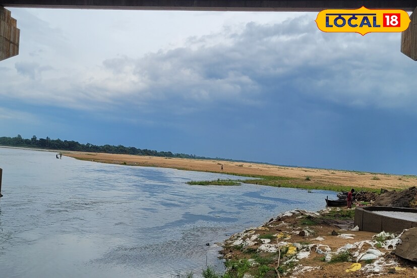 তবে আগামী সপ্তাহে এই পরিস্থিতি আদৌ বজায় থাকবে নাকি আবহাওয়ার প্রভূত উন্নতি হবে, সে আশঙ্কা করছেন প্রত্যেকে। তবে আকাশে শরতের মেঘ দেখায় বেশ খুশি।(তথ্য ও ছবি: রঞ্জন চন্দ)